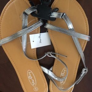 New never worn silver flats